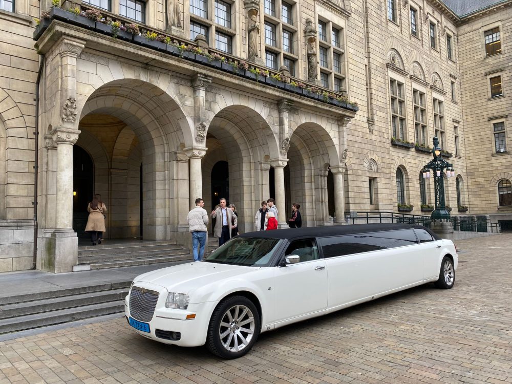 Chrysler Tuxedo Limousine wit - Limousine Huren Zwanenburg